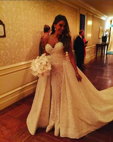 Sofia Vergara i Joe Manganiello vjenčali su se 22. studenog 2015. i oborili sve rekorde skupoće i ekstravagancije. Sofia je u tom trenutku bila najbolje plaćena holivudska glumica, pa nije štedila ni na dekoracije ni na haljinu za svoje vjenčanje. Tema svadbe bila je snježna bjelina koju su dizajneri dočarali tisućama bijelih orhideja koje su visile sa stropova. 