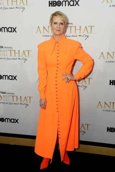 Cynthia Nixon, koja glumi Mirandu Hobbes, za premijeru je odjenula jarko narančastu košulja- haljinu s potpisom Christophera Johna Rogersa . Kombinacija dugih rukava sadržavala je detalj s gumbima u sredini, kao i vrat s ovratnikom. Dodala je par jarko narančastih čizama od antilopa kako bi upotpunila outfit.