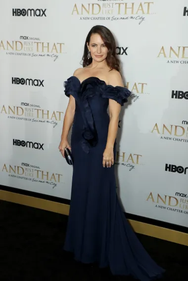 Kristin Davis, koja glumi Charlotte York, na premijeri serije &quot;And Just Like That&quot; zablistala je u tamnoplavoj haljini bez naramenica s elegantnim dekolteom. Večernja haljina s potpisom dizajnera Jasona Wua eksluzivno je napravljena samo za ovu priliku.