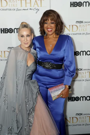 Sarah Jessica Parker pozirala je uz gošću serije Gayle King - voditeljicu talk showa koja je izgledala fenomenalno u plavom kombinezonu s odvažnim remenom s detaljem kristala.