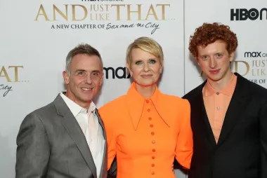 David Eigenberg, Cynthia Nixon i Niall Cunningham pozirali su zajedno na crvenom tepihu - David glumi Stevea, supruga Mirande Hobbes, dok se Niall u seriji pojavljuje kao njihov sin tinejdžer Brady, a oboje su zablistali u odijelima.