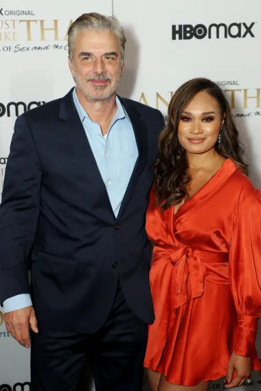 Chris Noth koji glumi Facu i njegova supruga Tara Wilson zajedno su pozirali na premijeri - on se pojavio u elegantnom odijelu, a ona je pažnju ukrala u kratkoj haljini dugih rukava od satena.