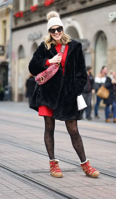 Zgodna televizijska voditeljica oduševila nas je svojim jednostavnim, no efektnim outfitom. I ona je posebno pazila na sve sitne modne detalje.