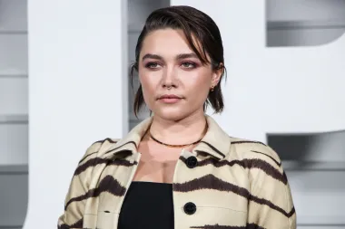 Florence Pugh je engleska glumica rođena 3. siječnja 1996. u Oxfordu. Debitirala je kao glumica 2014. u dramskom filmu &quot;Omaglica&quot;, a stekla je priznanje 2016. za svoju glavnu ulogu nasilne mlade nevjeste u nezavisnoj drami &quot;Lady Macbeth&quot;, osvojivši Britansku nagradu neovisnog filma. U posljednjih nekoliko godina ostvarila je još nekoliko značajnih uloga, uključujući uloge u filmovima &quot;Male žene&quot; i &quot;Festival straha&quot;, ali i ovogodišnji psihološki triler &quot;Don&apos;t Worry Darling&quot; o kojem su baš svi pričali.