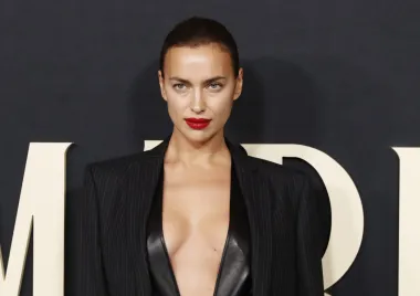 Irina Shayk ruska je glumica i manekenka koja je dobila međunarodno priznanje kada se kao prvi ruski model pojavila na naslovnici časopisa Sports Illustrated Swimsuit Issue 2011. Rođena je 6. siječnja 1986. u Rusiji, a do danas je radila s brojnim poznatim brendovima kao što su Burberry, Versace i Givenchy. Kao glumica je debitirala kao Megara uz Dwaynea Johnsona u filmu &quot;Hercules&quot; iz 2014., a poznata je i po romantičnim vezama s nogometašem Cristianom Ronaldom i glumcem Bradleyem Cooperom s kojim ima i petogodišnju kćer.
