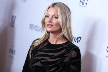 Katherine Ann Moss je britanski supermodel i poslovna žena, a rođena je 16. siječnja 1974. u Croydonu u Ujedinjenom Kraljevstvu. Stigavši ​​na kraju &quot;ere supermodela&quot;, Moss se proslavila početkom 1990-ih, a suradnja s Calvinom Kleinom dovela ju je do statusa modne ikone. Moss je imala svoju liniju odjeće, bila je uključena u glazbene projekte, a također je suradnica modne urednice za britanski Vogue. Godine 2012. zauzela je drugo mjesto na Forbesovoj listi modela s najvećom zaradom, s procijenjenom zaradom od 9,2 milijuna dolara u jednoj godini. Time ju je proglasio jednom od 100 najutjecajnijih ljudi svijeta 2007. godine.