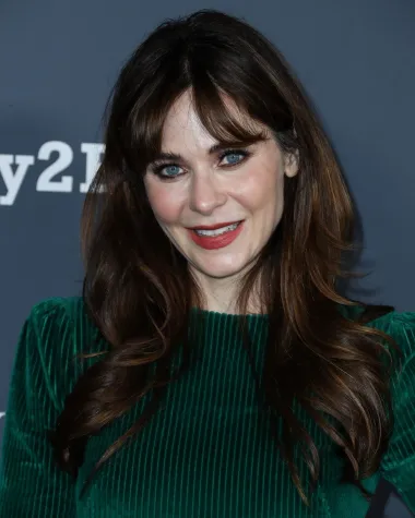 Zooey Deschanel američka je glumica, model, glazbenica i tekstopisac. Debitirala je u filmu &quot;Mumford&quot;, a poznata je i po ulogama u seriji &quot;Nova cura&quot;, za koju je dobila nominacije za Primetime nagradu Emmy i tri Zlatna globusa, te filmovima &quot;(500) dana ljubavi&quot; i &quot;Vilenjak&quot;. Rođena je 17. siječnja 1980. u Los Angelesu, a od kraja 2019. godine u vezi je s Jonathanom Scottom kojeg znamo kao poznatog lovac na nekretnine.