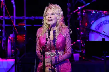 Dolly Parton je američka country pjevačica, autorica brojnih pjesama, kompozitorica, spisateljica i glumica rođena 19. siječnja 1946. u Tennesseeju u SAD-u. Wall Street Journal ju je uvrstio među 50 najmoćnijih žena u showu businessu, a njezino bogatstvo procijenjeno je na 500 milijuna dolara. Dolly Parton je također vlasnica radijske postaje, filmske tvrtke, modne kuće te lanca restorana i zabavnih klubova Dixie Stampede.