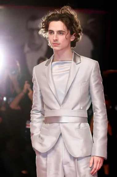 Osim po svojim glumačkim sposobnostima, Chalamet je postao znan i kao fashion mag s holivudskih crvenih tepiha. Njegov karakterističan izgled, valovita kosa i izražajne oči od početak karijere učinili su ga prepoznatljivim, a dodatno se naučio istaknuti među drugim glumcima i svojim modnim odabirima. Naime, Chalamet se ne libi poigravati s rodnim stereotipima te obožava na premijere i dodjele nagrada dolaziti u neobičnim odijelima. Tako često bira svilu, baršun ili pak šljokice za svoje sakoe, a poznat je i po volji da tu i tamo prošeće modnim pistama. Zahvaljujući svojoj modnoj ekscentričnosti i hrabrosti, Chalamet je postao fashion ikona mlađe generacije, a svrstavaju ga i na liste najzgodnijih i najintrigantnijih mladih glumaca današnjice. Zna se da je miljenik dizajnera Haidera Ackermanna koji ga je nebrojeno puta oblačio od glave do pete za važne celebrity evente. 