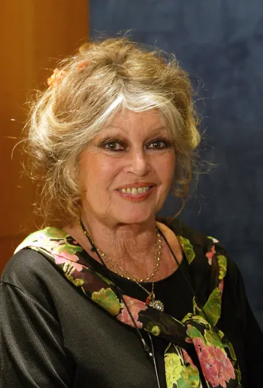 Legendarna francuska glumica poznata je po svojoj ljepoti i nikada nije bila podvrgnuta nikakvim estetskim zahvatima. Bardot vjeruje da njezin novac može poslužiti boljem cilju od plaćanja plastičnih operacija.