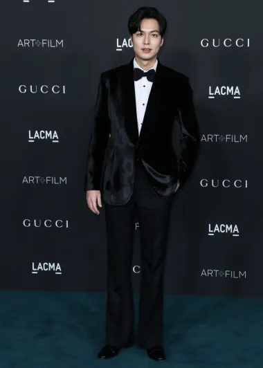 Lee Min-ho južnokorejski je glumac, pjevač, model, kreativni direktor i poslovni čovjek. Ovaj 34-godišnjak proslavio se 2009. godine ulogom u dramskoj seriji &quot;Boys Over Flowers&quot;, koja mu je donijela i nagradu za najboljeg novog glumca. Uz to, ovaj zgodni glumac drži rekord kao južnokorejski glumac s najviše pratitelja na Instagramu, a jedan je od najpopularnijih južnokorejskih glumaca na svijetu.