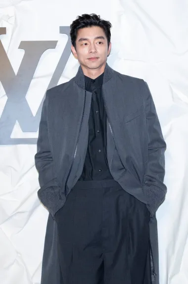 Gong Yoo je 42-godišnji glumac koji je slavu stekao serijom &quot;Guardian: The Lonely and Great God&quot;, jednom od najpopularnijih K-drama svih vremena. Poznat je i po ulozi u megapopularnoj seriji &quot;Squid Game&quot;, a svojim izgledom osvaja žene diljem svijeta.