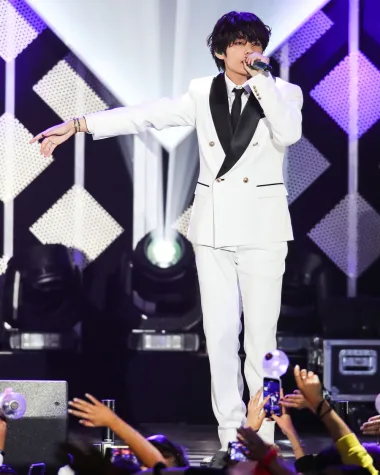 Kim Seok-jin, poznat pod umjetničkim imenom Jin, južnokorejski je pjevač, tekstopisac i član južnokorejskog boy benda BTS od lipnja 2013. On ima nadimak &quot;worldwide handsome&quot;, no iako se šali na račun toga, žene diljem svijeta se slažu da je nevjerojatno zgodan.