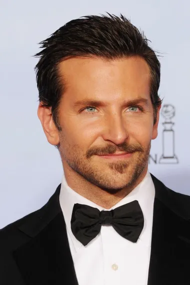 Kao što smo već i rekle, Bradley Cooper danas je jedan od najuspješnijih i najzgodnijih glumaca Hollywooda, a prvi puta je osvanuo na prvom mjestu liste najseksi muškaraca svijeta časopisa People 2011. godine. Njegove su ga zavodljive i prodorne plave oči, širok osmijeh i mišićavo tijelo doveli na sam vrh te liste. Prije nego što je dobio ovu laskavu titulu, glumac je u šali rekao da bi to za njega mogao biti jedan od najvažnijih trenutaka u karijeri. Za People je kasnije rekao: &quot;Mislim da je stvarno super što tip koji ne izgleda kao maneken može dobiti ovu titulu.&quot;