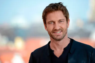 Gerard Butler, po mnogima najzgodniji Škot svijeta, osvojio je srca milijuna obožavateljica svojim naglaskom, mišićima, ali i prodornim plavim očima koje djeluju nježno naspram njegove pomalo grube vanjštine. Ovaj vječni neženja i veliki holivudski zavodnik, kojeg ponajviše pamtimo kao spartanskog vojskovođu iz filma &quot;300&quot;, danas ima već 52 godine no i dalje izgleda fantastično. 