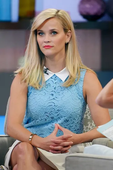Najmoćnija žena Hollywooda i najplaćenija glumica današnjice je južnjačka slatkica i oskarovka Reese Witherspoon. Reese je karijeru započela krajem 1990-ih, a proslavila se svojom ulogom &quot;Plavuše s Harvarda&quot;. Danas je megauspješna glumica, producentica i poduzetnica koja je uz idiličan obiteljski život uspjela stvoriti i pravo poslovno carstvo. Tijekom cijele svoje duge karijere uvijek je furala isti stil - onaj nježne djevojke plavih očiju i kose. 