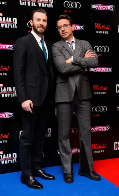 Robert Downey Jr možda je nezaustavljiv kao Ironman, ali nosio je cipele s platformom dok je snimao &quot;Osvetnike&quot; zbog svojih viših kolega. Također je primijećen u stomper čizmama kako bi si dodao nekoliko centimetara u visinu tijekom događaja na crvenom tepihu, a visok je 172 centimetra.