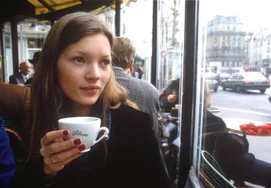 Kao što legenda kaže, karijera Kate Moss prvi put je započela kada ju je osnivačica modne agencije Storm, Sarah Doukas, ugledala u zračnoj luci JFK, kad je imala samo 14 godina. Međutim, stvari su se pokrenule tek kad je pozirala za izdanje časopisa &apos;The Face&apos; iz srpnja 1990. godine. Sirove, pomalo skandalozne fotografije 16-godišnje Kate (na jednoj fotografiji bila je u toplesu, na drugoj potpuno gola) zapele su za oko Fabianu Baronu, izvanrednom umjetničkom direktoru i kreativnoj snazi koja stoji iza Calvina Kleina, a ostalo je povijest mode. 