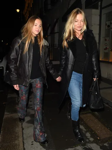 Nakon što se 2018. vratila se na Met Gala prvi put u gotovo deset godina, Kate Moss otkrila je zašto je posljednjih godina toliko ijetko viđamo u javnosti. Razlog je prilično jednostavan: zauzeta je. Ne samo da vodi vlastitu agenciju, već je i majka 19-godišnje kćeri Lile Grace. U rujnu 2018. Moss je imala jedan od rijetkih intervja pred kamerom s Megyn Kelly i pričala je o tome kako obožava biti majka kćeri tinejdžerice. &quot;To je najbolja stvar&quot;, rekla je i otkrila da su ona i njezina kći &quot;stvarno bliske&quot;. A po svemu sudeći, čini se da je mlada Lila Grace krenula majčinim stopama, pa je tako prošle godine u sklopu Milanskog tjedna mode prošetala modnom pistom - zajedno sa svojom mamom.