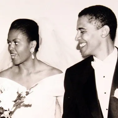 Iako isprva nije željela ozbiljnu vezu s Barackom, na kraju je ljubav između njih planula, pa su se vjenčali 1992., a nakon toga su imali problema sa začećem. Kada je Michelle napokon uspjela ostati trudna, uslijedio je šok. Doživjela je spontani pobačaj koji ih je oboje devastirao, ali im nije oduzeo nadu. Kasnije se podvrgnula umjetnoj oplodnji i na svijet donijela dvije kćeri, Maliu Ann i Natashu. U to je doba, sredinom i krajem 1990-ih, Michellin privatni i poslovni život jednostavno cvao. Postala je pomoćnica dekana zadužena za studentsku službu na Sveučilištu Chicago, te je tamo radila na razvoju Sveučilišnog centra za pomoć zajednici. Nekoliko godina kasnije radila je za Čikašku sveučilišnu bolnicu, prvo kao izvršna direktorica za društvena pitanja, a kasnije kao potpredsjednica za društvena i vanjska pitanja. Taj je posao obavljala i tijekom prve Barackove predsjedničke kampanje, no kada je postala Prva dama Amerike taj je posao napustila.