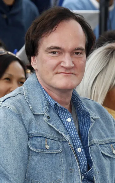 Redatelj Quentin Tarantino neobičan je slučaj i dokaz tomu da obrazovanje nema veze s inteligencijom - unatoč činjenici da je napustio školu sa 16 godina, on ima IQ 160. Smatra se jednim od najboljih redatelja današnjice, a iako nikada nije potvrđeno da je toliko inteligentan, mnogi smatraju da su njegovi filmovi odraz njegove genijalnosti.