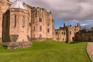 Smješten u engleskoj grofoviji Northumberland, dvorac Alnwick poslužio je kao kulisa za satove letenja metlom kod Madame Hooch u &quot;Kamenu mudraca&quot;. Ovdje to možeš probati i sama, jer je obuka s metlom uključena u ulaznicu. Također možeš vidjeti čarobnjačke predstave ili se pridružiti obilasku s kostimiranim vodičem koji uživa u pričama iza kulisa iz vremena kada je ekipa Harryja Pottera ovdje snimala film. A ako si uz to i obožavateljica serije &quot;Downton Abbey&quot;, u ovom dvorcu možeš pogledati izložbu posvećenu seriji, koja uključuje fotografije, kostime i rekvizite iz božićnog specijala koji je ovdje snimljen 2014. godine.
