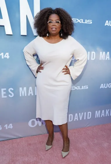 Winfrey je otpuštena s Baltimoreove televizije WJZ-TV gdje je radila kao reporterka jer je previše emocionalno ulazila u svoje priče. TV producentica Baltimorea navodno joj je rekla da je &quot;nesposobna za televizijske vijesti&quot;. No, kao utjehu, ponudili su joj ulogu u dnevnoj TV emisiji &quot;People Are Talking&quot;. Emisija je postala hit, a Winfrey je na kraju postala voditeljica &quot;The Oprah Winfrey Showa&quot;, koji se emitirao 25 sezona. Prema Forbesu, ona trenutno &quot;vrijedi&quot; oko tri milijarde dolara.