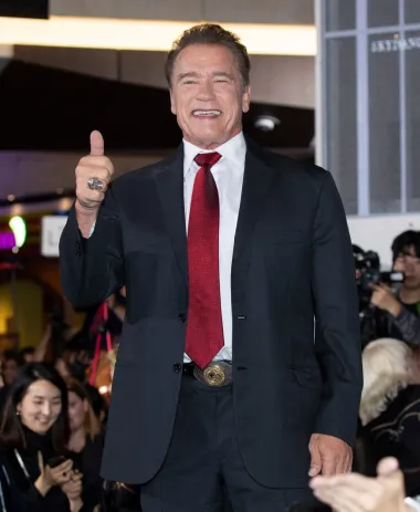 Akcijskoj zvijezdi Arnoldu Schwarzeneggeru rekli su da je previše jeziv i mišićav za glavne uloge u Hollywoodu. Rekli su mu da nikada ne bi mogao dobiti glavnu ulogu zbog svog austrijskog dijalekta i &quot;glomaznog&quot; izgleda. &quot;Govorili su &apos;tijelo ti je preveliko&apos;. Onda su rekli &apos;Osim toga, tvoj je naglasak jeziv. Možemo te iskoristiti da glumiš nacista ili nešto slično&apos;&quot;, prisjetio se Schwarzenegger. Od tada je postao jedan od omiljenih holivudskih glumaca i glumio je u brojnim uspješnim kino hitovima.