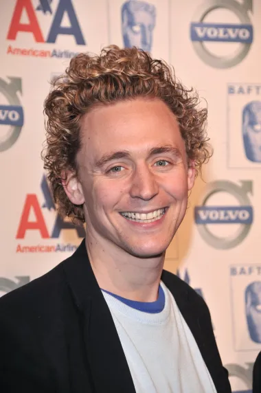 Iako ga danas znamo kao velikog britanskog glumca koji često glumi u blockbusterima, Tom Hiddleston zapravo je odrastao vjerujući da će postati učitelj engleskog jezika i književnosti. Ovaj glumac rođen je tako 9. veljače 1981. u Londonu u obitelji znanstvenika koji su se generacijama školovali na Oxfordu. Zbog toga se obitelj i preselila u mjestašce nedaleko Oxforda kada je Tomu bilo pet godina, pa je odrastao na engelskom selu, okružen studentima, znanstvenicima i profesorima s prestižnog sveučilišta. Ne čudi nas stoga da je i sam dobio vrhunsko obrazovanje, prvo u internatu Eton, jednom od najprestižnijih internata za dječake, a potom na Cambridgeu gdje je diplomirao engleski jezik te je planirao ostati raditi na fakultetu kao predavač. No, usred studija ga je jednog dana zapazio lovac na talente te mu predložio da se počne baviti modelingom – što je bio prvi Tomov doticaj sa svijetom show businessa. Nakon što se okušao u ulozi manekena, Tom je zaključio da bi mu možda bolje ležala gluma te je na blef otišao na audiciju za Royal Academy of Dramatic Art – i upao! Ostalo je povijest. 