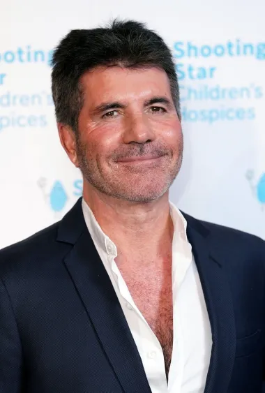 Glazbeni mogul, koji je producirao emisije kao što su The X Factor, American Idol i America’s Got Talent, također ne planira ostaviti nasljedstvo svojoj djeci. Prema njegovim riječima, najbolje što čovjek može dati svojoj djeci je svoje vrijeme i mogućnost da ih nauči onome što zna. Producent ne vjeruje u ideju da svoje bogatstvo ostavi svojoj djeci. Cowell kaže da bi radije donirao novac u dobrotvorne svrhe udrugama koje pomažu djeci i psima.