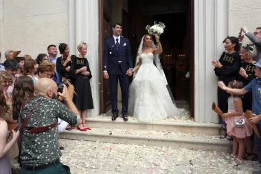 Nakon što se Vedran Čorluka vratio sa Svjetskog prvenstva u Rusiji 2018., on i Franka Batelić vjenčali su se u Istri. Franka je za tu prigodu odabrala predivnu vjenčanicu modne kuće Carolina Herrera koja je u gornjem dijelu napravljena od korzeta pa je otkrivala ramena, a donji dio haljine bio je izvezen čipkom. Pjevačica je imala čipkasti veo te neurednu nisku punđu s pramenovima koji uokviruju lice, a look je upotpunila bijelim sandalama s remenčićem i blok petom. Kasnije se tijekom večeri presvukla u jednostavniju haljinu od satena s potpisom hrvatskog dizajnerskog dvojica eNVy room.