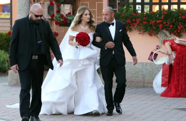 U lipnju 2017. vjenčali su se Mateo i Izabel Kovačić, i to u Sesvetskim Selima u crkvi u kojoj su se i zaljubili. Izabel se odlučila za prekrasnu bijelu vjenčanicu sirena kroja spuštenih naramenica, a cijela raskoš haljine krila se u voluminoznim volanima koji su se širili od struka prema dolje i nježno se &quot;vukli&quot; za njom. Odabrala je haljinu koja je kreacija talijanske modne kuće Antonio Riva, a uz nju je nosila naušnice, dijamantnu ogrlicu te narukvicu Cartier, uz buket crvenih ruža.