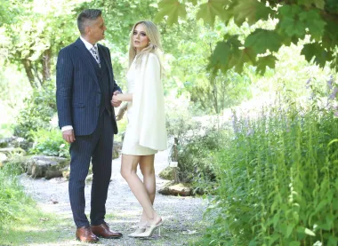 Jelena Veljača udala se u lipnju 2021. za svog partnera Vitu Turšića. Iako se odlučila za netradicionalnu kratku haljinu, odisala je elegancijom i apsolutno je zablistala. Riječ je o haljini dizajnera Alexandera McQueena izrađenoj od svilenog satena, s visokim ovratnikom i plaštom. Početna cijena ove haljine tada je iznosila vrtoglavih 21.500 kuna, a Jeleni je pristajala savršeno. Uz haljinu, Jelena je nosila Jimmy Choo kožne sandale bež boje s remenčićima od kristala, čija je cijena nešto manja od šest tisuća kuna.
