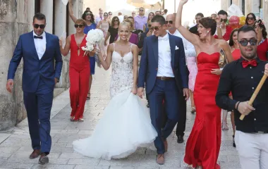 Jedna od najljepših sportašica svijeta, košarkašica Antonija Mišura Sandrić, 2015. se udala za Marka Sandrića u rodnom Šibeniku. Predivna Antonija nosila je bijelu vjenčanicu koja je savršeno istaknula njezinu preplanulu put, a haljinu je dala krojiti prema vlastitoj zamisli. Odlučila se za čipkastu haljinu sirena kroja s otvorenim leđima te detaljima bisera na leđima, a nju je upotpunila bijelom lepezom i bijelim buketom koji je držala u rukama.