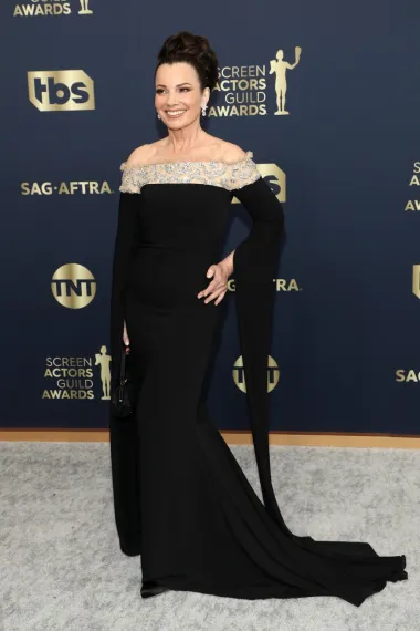 Slavna &apos;Dadilja Fran&apos; privukla je na sebe mnogo pažnje u pripijenoj crnoj Reem Acra haljini s do poda dugim rukavima i šljokičastom obrubom na lađa-prorezu. Outfit je osmislila njezina stilistica Brenda Cooper s kojom Drescher surađuje još od dana &apos;Dadilje&apos;. Njezina je kosa bila podignuta u elegantnu visoku punđu, u stilu Elizabeth Taylor. Naravno, sve skupa nije moglo proći bez slavnog Franinog smisla za humor - na svom je Instagram računu uoči eventa izjavila kako ju je njezin tim &apos;namonitiaro za samo 3 sata&apos;. 