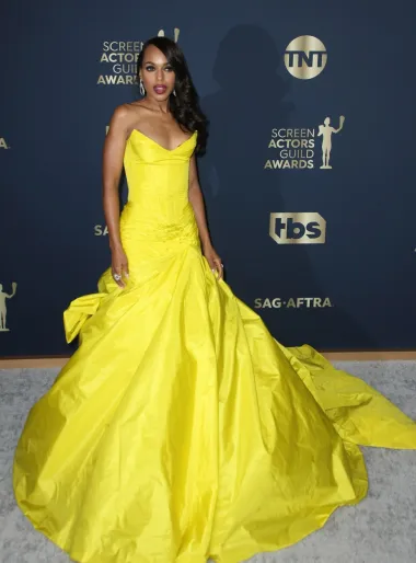 Jedna od najupečatljivijih haljina večeri, bez sumnje, bila je intenzivno žuta haljina koju je odabrala Kerry Washington. Impozantnu haljinu princeza kroja bez naramenica dizajnirala je grčka modna dizajnerica Celia Kritharioti. Uz ovo zvijezda serije Skandal nosila je Messika viseće naušnice, klasičnu valovitu frizuru i odvažni tamniji ruž na usnama. 