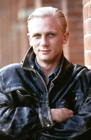 Daniel Wroughton Craig, kako mu glasi puno ime i prezime, rođen je 2. ožujka 1968. godine u engleskom gradu Chester u obitelji oca Timothyja, koji je radio u željezariji, i majke Carol, profesorice umjetnosti. Nakon njihova razvoda Craig se preselio u Liverpool sa starijom sestrom Leom i majkom koja se ponovno udala. Sa 16 godina je otišao u London i neko vrijeme bio beskućnik – bez plana u životu. Iako je danas megaslavan i bogat, tada je spavao po podovima kod prijatelja dok im ne bi krenuo ići na živce pa bi ga izbacili. Nije imao ni novca ni perspektive, a nitko nije mogao ni pomisliti da će jednog dana postati James Bond. No, on je imao san – postati glumac. Naime, s obzirom na to da je njegova majka često posjećivala kazalište, i Daniela je zainteresirala gluma. Počeo je glumiti sa 14 godina, i to u Romeu i Juliji u lokalnoj srednjoškolskoj produkciji. Nakon preseljenja u London dvije je godine živio u jako teškim uvjetima, a onda mu se pružila prilika – debitirao je na profesionalnoj pozornici glumeći Agamemnona u Shakespeareovu „Troilu i Kresidi“. Premda je imao posla, kao i svi glumci na početku karijere, nije bio dobro plaćen pa je, kako bi platio račune, morao konobariti.