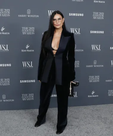 Demi Moore je do sada tri puta dala priliku braku, ali su sva tri završila razvodom. Njezin prvi suprug bio je pjevač Freddy Moore, koji je bio 12 godina stariji od nje. Par se razdvojio dvije godine nakon što su rekli &quot;uzimam&quot;, a nakon nekog vremena, Demi se zaručila za glumca Emiliom Estevezom. Planirali su se vjenčati 1986., ali su otkazali zaruke. Godinu dana kasnije, Demi se udala za Brucea Willisa s kojim je dobila tri kćeri. Razveli su se 13 godina kasnije, a Moore je još jednom pokušala brak s Ashtonom Kutcherom, koji je bio 15 godina mlađi od nje. Njihov brak nije uspio i nakon šest godina su se razveli.