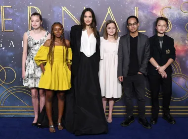 Angelina Jolie je podijelila da je jedna od stvari koje nikada ne radi je da plače pred svojom djecom. &quot;Ne želim da moja djeca budu zabrinuta za mene. Mislim da je jako važno plakati pod tušem, a ne pred njima. Moraju znati da će sve biti u redu čak i kada niste sigurni da je tako.&quot;