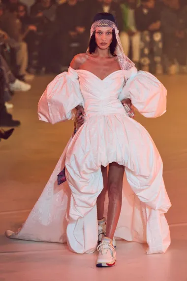 Supermodel Bella Hadid još je jednom potvrdila svoj status trenutno najpopularnije svjetske manekenke, noseći brojne revije na Tjednu mode u Parizu.U bijeloj haljini nalik na vjenčanicu prodefilirala je na reviji u čast preminulog dizajnera Virgila Abloha.