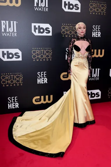 Lady Gaga se sinoć pojavila na crvenom tepihu oba eventa. Naime, nakon dodjele BAFTA-e otišla je na crveni tepih Critics Choice Awardsa u Londonu ispred hotela Savoy. Naime, CCA je odlučio napraviti i crveni tepih u Londonu jer je dio zvijezda bio ondje zbog BAFTE.  Njezina haljina je svakako danas najveća vijest u modnom svijetu zbog zanimljive dramatike modne kuće Gucci. Dizajner Alessandro Michele izradio je jedinstvenu kreaciju u kojoj je zablistala, ali i istaknula dekolte.