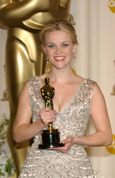 2005. je bila iznimno plodonosna godina za Reese Witherspoon. Naime, te je godina kući odnijela najprestižniju filmsku nagradu svijeta, Oscara, i to u kategoriji najbolje glumice. Ta joj je čast pripala zahvaljujući maestralno odrađenoj ulozi u filmu „Hod po rubu“ u kojem je utjelovila June Carter Cash, legendarnu pjevačicu i suprugu pjevača Johnnyja Casha. Reese je tom ulogom cijelom svijetu pokazala kolike su njezine glumačke sposobnosti – u filmu je pjevala, plesala, plakala i smijala se, a sve na toliko prirodan i uvjerljiv način da su i publika i kritika ostali oduševljeni. Za „Hod po rubu“, u kojem joj je glumački partner bio Joaquin Phoenix, je osvojila i Zlatni globus i BAFTA nagradu za najbolju glavnu glumicu godine. Svog je Oscara preuzela u vintage Diorovoj haljini koja je ostala upisana u povijest kao jedna od najljepših oskarovskih haljina svih vremena – čime je Reese samo još jednom potvrdila svoj status ne samo filmske, već i fashion zvijezde. 