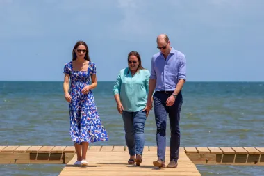 Uz haljinu tropskog uzorka Kate je nosila bijele espadrile s potpisom Stelle McCartney, koje su u međuvremenu rasprodane, a oči je od jakog karipskog sunca zaštitila Ray-Ban naočalama za sunce. 