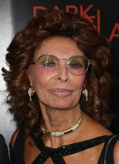 Loren je holivudska legenda. No, kad je počinjala, njezin su nos često nazivali &quot;predugačkim&quot; i mnogi ljudi iz industrije, uključujući njezinog supruga, redatelja Carla Pontija, govorili su joj da napravi malu operaciju nosa. &quot;Govorili su da mi je nos predugačak, a usta prevelika&quot;, rekla je Loren za The Hollywood Reporter i dodala da nije željela ništa dirati na svom licu jer voli svoje lice. 