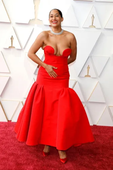 Tracee Ellis Ross odučila se za crvenu haljinu Caroline Herrere. Klasičan kroj starog Hollywooda, ali mnogo se govori o njezinom dekolteu koji je daleko od klasike.