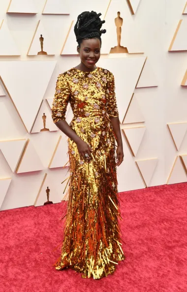 Lupita Nyong&apos;o često je oduševljavala svojim odabirima na crvenom tepihu. Ovaj put se odlučila za Pradu i pokazala kako savršeno spojiti eleganciju, ženstvenost i posebnost. 
