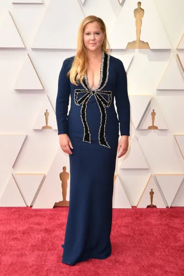 Amy Schumer na crveni tepih došla je u tamnoplavoj haljini Oscara de la Rente koja se nije svidjela baš svima. Na njoj je velika crna mašna izvezena kristalima na prednjoj strani, koja skreće pažnju na duboki dekolte. Nije najgore izdanje ovogodišnjeg crvenog tepiha, ali je definitivno moglo biti bolje.