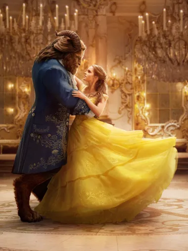 Kao što smo već rekli, jedna od Emminih većih uloga bila je i ona 2016. u Disney igranom filmu &quot;Ljepotica i zvijer&quot;. Taj je fantasy spektakl na filmsko platno i u kino dvorane diljem svijeta unio dašak bajkovite magije kojom odiše ta priča, a Emma se našla i u novoj situaciji - pjevala je i plesala za tu ulogu. Iako su kritike za njezinu izvedbu bile podijeljene, reakcije javnosti bile su one oduševljenja i zanosa. Emma je svojom ulogom Belle u ovom klasiku dokazala kako je miljenica publike bila i ostala, kao i da je spremna za mnoge glumačke izazove van svoje zone komfora. Vrlo je zanimljivo kako se za vrijeme snimanja ovog filma jasno iskazala i kao borkinja za ženska prava i protivnica nerealnih beauty standarda koje nameće Hollywood. Naime, tražila je da ova žuta balska haljina nema korzet te da vjerno prati njezinu liniju tijela te nije željela da ju se kasnije retušira i čini savršeno vitkom, utegnutom i nerealnih proporcija. Rekla je da će njezin lik zasigurno biti inspiracija djevojčicama diljem svijeta te da zbog toga ne želi nametati nerealne standarde i očekivanja od toga kako ženska tijela trebaju izgledati. Pohvalno, zar ne?