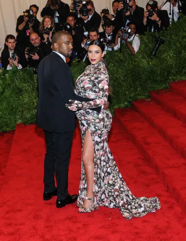 Kim Kardashian i Kanye West počeli su se viđati u proljeće 2012. godine, a u prosincu iste godine svijet je saznao da je Kim trudna s njihovim prvim djetetom, kćeri North West. Ono što je ovdje posebno intrigantno je činjenica da je u trenutku začeća Kim još uvijek zakonski bila udana za Krisa Humphriesa s kojim je bila u kratkom, ali skandalima nabijenom braku. Na kraju se od njega formalno razvela taman kada je rodila svoje prvo dijete, a zatim se udala za Kanyea 2014. godine, a zajedno su dobili i četvero djece, no na kraju je i ta ljubavna priča pukla pa su se nedavno rastali.