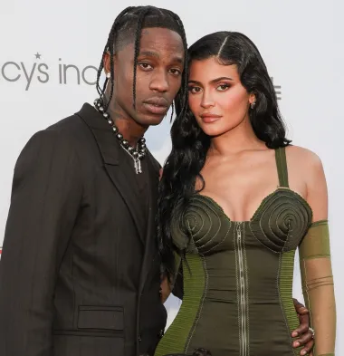 Još jedna pripadnica Kardashian-Jenner obitelji, Kylie Jenner je na ovoj listi. Naime, ona i reper Travis Scott apsolutni su rekorderi ove liste jer su navodno začeli dijete nakon samo tjedan dana poznanstva! Kylie je tako na svijet donijela kćerkicu Stormi, a njihova se ljubavna veza raspala – barem na neko vrijeme. Naime, Travis i Kylie su prekinuli, da bi se nakon nekog vremena ponovno vratili jedno drugome, a nedavno su proslavili rođenje i svog drugog djeteta, sina Wolfa. 